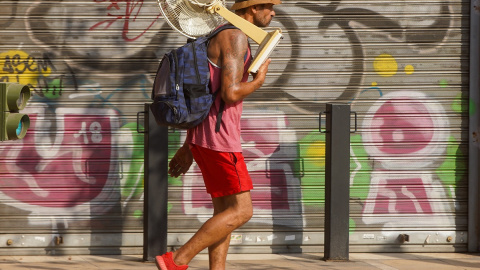 Un hombre con un ventilador por la calle Torneo en otro día con altas temperaturas en la capital andaluza a 25 de julio del 2022 en Sevilla (Andalucía, España)