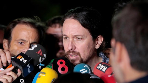 El líder de Podemos, Pablo Iglesias, atiende a los medios de comunicación, hoy a su salida de la prisión de Lledoners (Barcelona) después de reunirse con el exvicepresidente de la Generalitat y líder de ERC, Oriol Junqueras. EFE