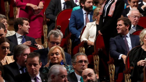 El líder del PP, Pablo Casado, y el de Ciudadanos, Albert Rivera, en la ceremonia de entrega de la 38º edición de los Premios Princesa de Asturias. EFE/J.J. Guillén