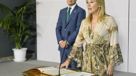 26/07/2022-El presidente de la Junta de Andalucía, Juanma Moreno, presidiendo hoy el acto de toma de posesión de la consejera de Economía, Hacienda y Fondos Europeos, Carolina España, en el Palacio de San Telmo, sede del ejecutivo andaluz en Sevilla.