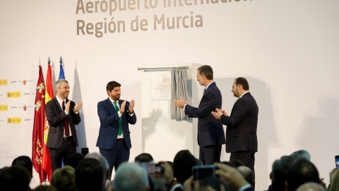 El presidente de AENA, Maurici Lucena; el presidente de la Región de Murcia, Fernando López Miras; el Rey Felipe VI; y el ministro de Fomento, José Luis Ábalos, durante la inauguración del aeropuerto internacional de la Región de Murcia, el 15 de en