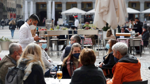 Varias personas sentadas en una terraza de la madrileña Plaza Mayor este domingo.