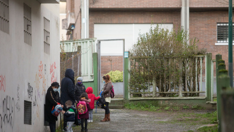 19/02/2021.- Un grupo de niños se dirige a entrar al CEIP Paradai, en Lugo, Galicia. Carlos Castro / Europa Press