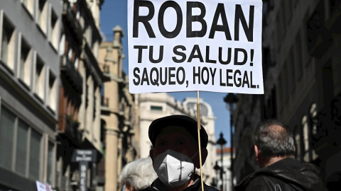 27/02/2021. Manifestación en defensa de la sanidad pública que transcurre este sábado desde la Consejería de Sanidad hasta el Ministerio de Sanidad, en Madrid. - EFE