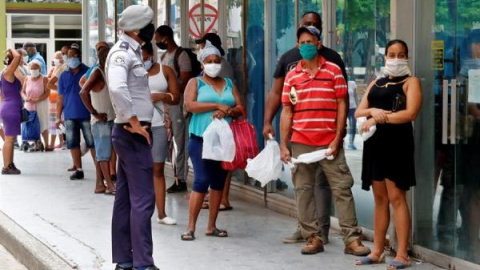 Numerosas personas guardan cola en Cuba.