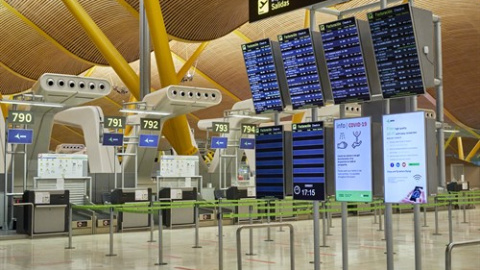 Interior de la terminal T4 del Aeropuerto Adolfo Suárez Madrid-Barajas el mismo día en que se restringen los vuelos procedentes de Brasil y Sudáfrica, en Madrid, (España), a 3 de febrero de 2021.