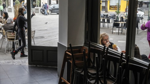 Varias personas en una terraza el primer día de la apertura de la hostelería en Valencia, País Valencià el 1 de marzo de 2021.