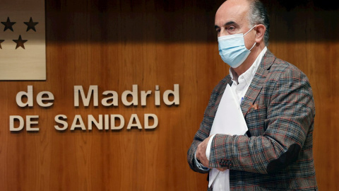 El viceconsejero de Salud Pública y Plan COVID-19 de la Comunidad de Madrid, Antonio Zapatero (i), a su llegada a una rueda de prensa para ofrecer la información sobre la situación epidemiológica y asistencial en la región por coronavirus.