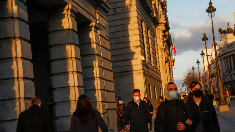 Varias personas pasean por una calle de Madrid