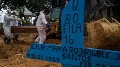 Varias personas asisten al funeral de una víctima de la covid-19 en el Cementerio de Nossa Senhora Aparecida, en Manaos, Amazonas, Brasil, el 1 de marzo de 2021.