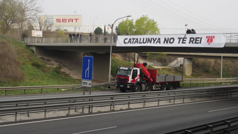 Pancarta desplegada per l'ANC i Òmnium Cultural sobre la carretera en direcció a la planta de la Seat a Martorell.