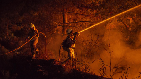 Bomberos trabajan en la extinción de un incendio  en el municipio de Castrelo de Miño (Ourense), a 28 de julio de 2022.