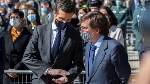 El alcalde de Madrid, José Luis Martínez-Almeida, conversa con el líder popular, Pablo Casado.