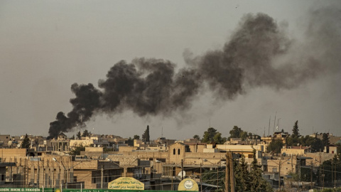 El humo se eleva luego del bombardeo turco en la ciudad de Ras al-Ain, en el noreste de Siria, en la provincia de Hasakeh contra las fuerzas kurdas el 9 de octubre de 2019.