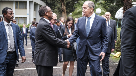 Sergey Lavrov (C-R), ministro de Relaciones Exteriores de la Federación Rusa, saluda a Demeke Mekonnen (C-L), viceprimer ministro y ministro de Relaciones Exteriores de Etiopía, en la embajada rusa en Addis Abeba, Etiopía, el 27 de julio de 2022.