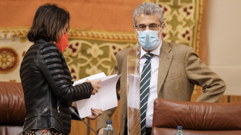 Marta Bosquet, presidenta del Parlamento, y Ángel Marrero, secretario general de la Cámara, conversan al inicio de la sesión plenaria