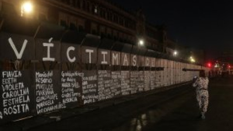 Convierten la valla levantada frente a la sede presidencial de México en un homenaje a las víctimas de feminicidio