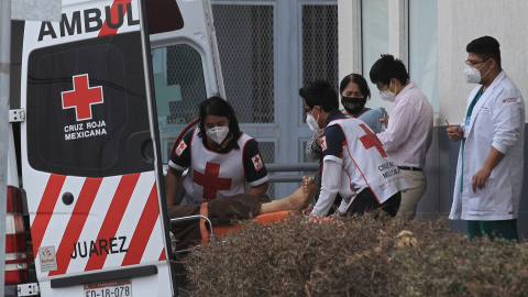 Paramédicos de la Cruz Roja ingresan hoy a un paciente con síntomas de covid-19 al Hospital General en Ciudad Juárez, estado de Chihuahua (México). 10/03/2021.