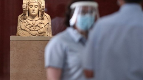 Dos trabajadores protegidos con mascarilla y pantalla vigilan una de las salas donde se encuentra la escultura de La Dama de Elche en el Museo Arqueológico. Madrid a 9/06/2020. Foto de archivo.