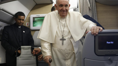 El papa Francisco atiende a los medios de comunicación en su avión de regreso al Vaticano desde Canadá este 30 de julio de 2022.