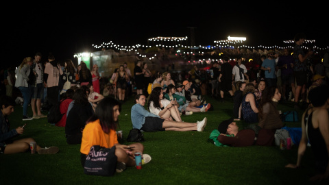 Un grupo de personas de noche durante la primera jornada del Festival Primavera Sound Barcelona, en Sant Adriá de Besòs, a 2 de junio de 2022, en Barcelona