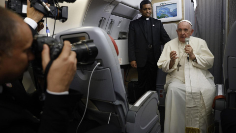 El Papa Francisco da una conferencia de prensa a bordo del avión papal en su vuelo de regreso después de visitar Canadá, el 30 de julio de 2022