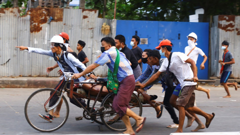 Manifestantes transportan a una persona que recibió un disparo durante una represión de las fuerzas de seguridad contra manifestantes antigolpistas en Thingangyun, Yangon.