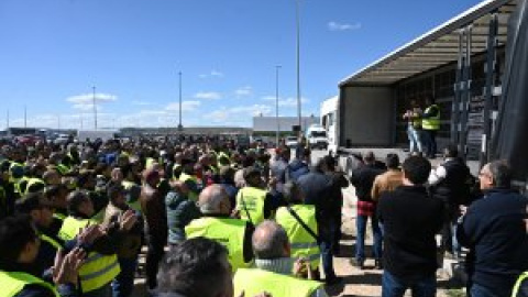 La plataforma de transportistas que ha convocado el paro lo suspende "temporalmente" después de 20 días