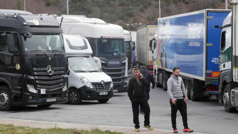 Dos camioneros y varios vehículos estacionados en la explanada de acceso a Pedrafita do Cebreiro (Lugo), durante los paros de transportistas del pasado mes de marzo. E.P./Carlos Castro