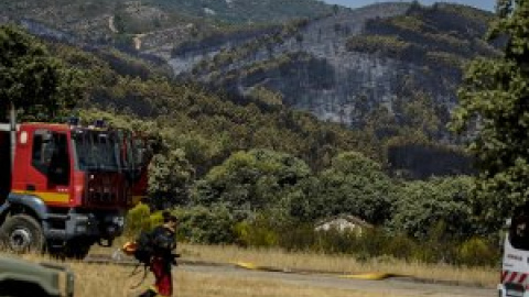 Una quincena de incendios continúan activos en España dejando miles de hectáreas quemadas y dos brigadistas heridos este fin de semana