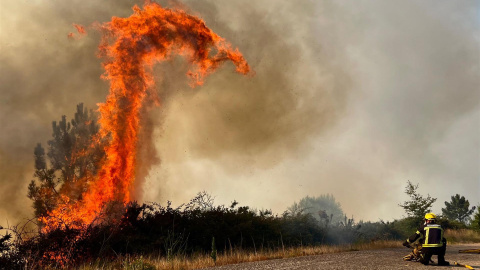 Efectivos del servicio de extinción de incendios trabaja en el fuego declarado en A Cañiza (Pontevedra), a 31 de julio de 2022.