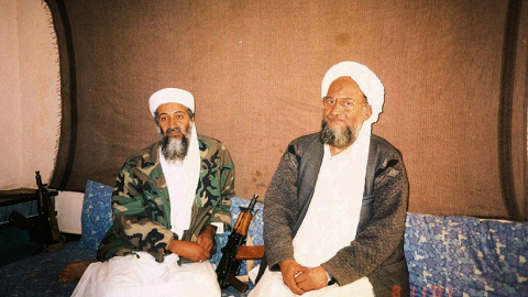 Osama Bin Laden con el asesor Ayman Al-Zawahiri durante una entrevista (Archivo).