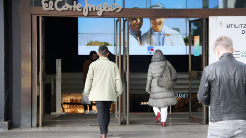 Compradors entrant a un centre comercial de Barcelona.