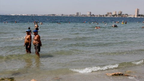 Dos hombres en la playa 'La Puntica' de San Pedro del Pinatar en Murcia