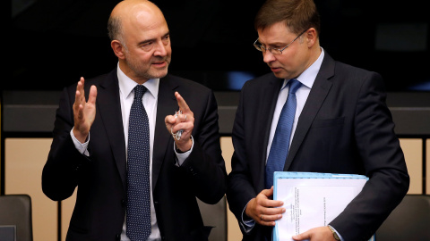 El comisario europeo de Asuntos Económicos, Pierre Moscovici, y el viceopresidente de la Comisión, Valdis Dombrovskis, en la reunión del Ejecutivo comunitario en estrasburgo. REUTERS/Vincent Kessler