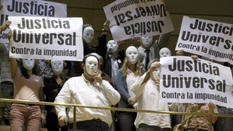 Varias personas protestas contra la reformar de la ley de jurisdicción universal en el Congreso de los Diputados-. NUEVA TRIBUNA