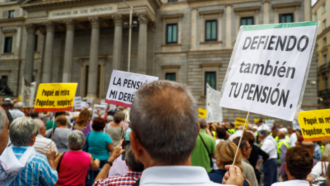 Un grupo de pensionistas ha vuelto a cortar el tráfico en las puertas del Congreso pese a que el pleno de la Cámara se encuentra reunido, acción que ha provocado el malestar de algunos de los organizadores de la protesta, que alertan de posibles sancio