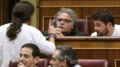 PAblo Iglesias (de espaldas) conversa con los diputados de ERC Joan Tardá y Gabriel Rufián.- EFE/BALLESTEROS/ARCHIVO