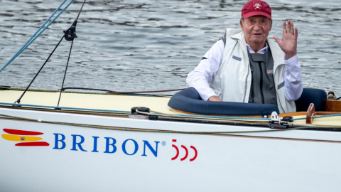 13/07/2022 - Foto del rey emérito de España, Juan Carlos I, saludando desde su barco "Bribón", en la localidad gallega de Sanxenxo, el 21 de mayo de 2022.