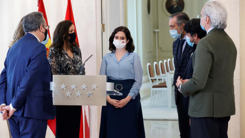 La presidenta madrileña, Isabel Díaz Ayuso , rodeada por sus consejeros.