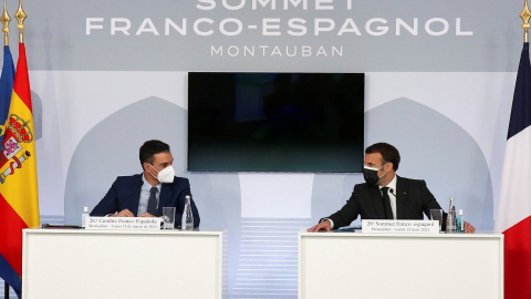 El presidente del Gobierno, Pedro Sánchz, con el presidente francés, Emmanuel Macron, en la cumbre bilateral celebrada en la localidad de Montauban. REUTERS/Frederic Scheiber/Pool