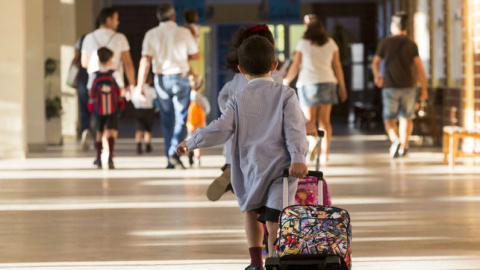 Un niño entrando al colegio | EFE