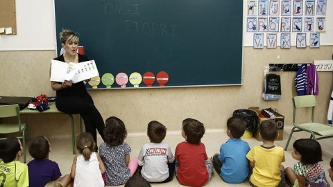 Una profesora da clase en una escuela infantil | EFE