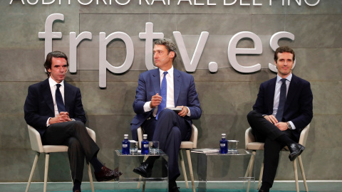 El expresidente del Gobierno José María Aznar, junto al director de la fundación Rafael del Pino, Vicente J. Montes Gan, y el presidente del PP, Pablo Casado, durante la presentación de su libro 'El futuro es hoy', en Madrid. EFE/Javier Lopez