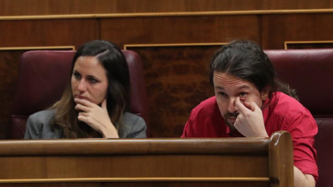 El líder de Podemos, Pablo Iglesias,d., y la diputada de su formación Ione Belarra, durante el pleno del Congreso de los Diputados. EFE/Zipi