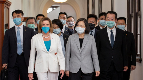 La presidenta de la Cámara de Representantes de los Estados Unidos, Nancy Pelosi, asiste a una reunión con la presidenta de Taiwán, Tsai Ing-wen, en la oficina presidencial en Taipei, Taiwán, el 3 de agosto de 2022.