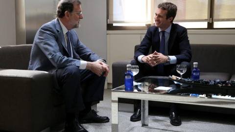 El presidente del PP, Pablo Casado, y su predecesor, Mariano Rajoy, en la reunión mantenida el lunes 23 de julio en la sede de la calle Génova. PP