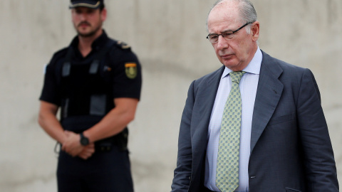 El exvicepresidente de Aznar y ex director gerente del FMI, Rodrigo Rato, tras declarar en el juicio del caso Gürtel, en la Audiencia Nacional, en San Fernando de Henares. REUTERS/Susana Vera