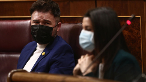 17/03/2021.- El portavoz de ERC, Gabriel Rufián, y la presidenta de Cs, Inés Arrimadas, durante la sesión de Control al Gobierno en el Congreso de este miércoles. E. Parra / Europa Press