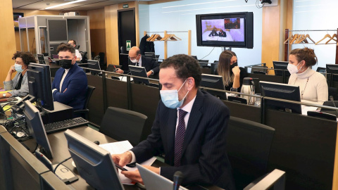 El portavoz adjunto de Cs, Edmundo Bal (d), y el portavoz de ERC en el Congreso, Gabriel Rufián (2d), durante la comparecencia por videoconferencia del extesorero del PP Luis Bárcenas en la Comisión de Investigación de 'Kitchen' en el Congreso.